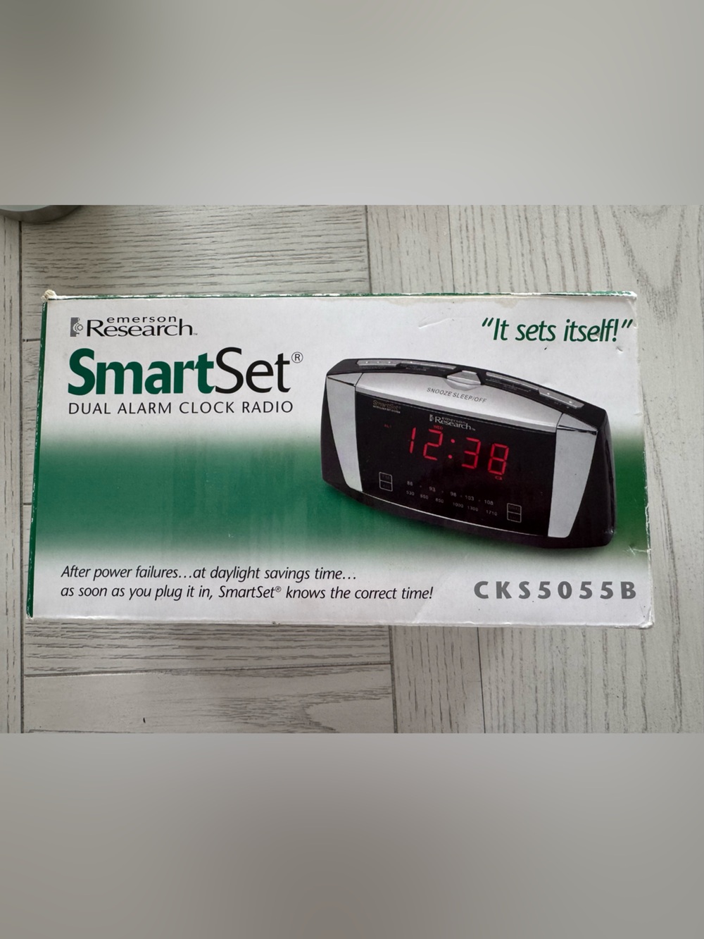 Research SmartSet Dual Alarm Clock Radio - Green Box